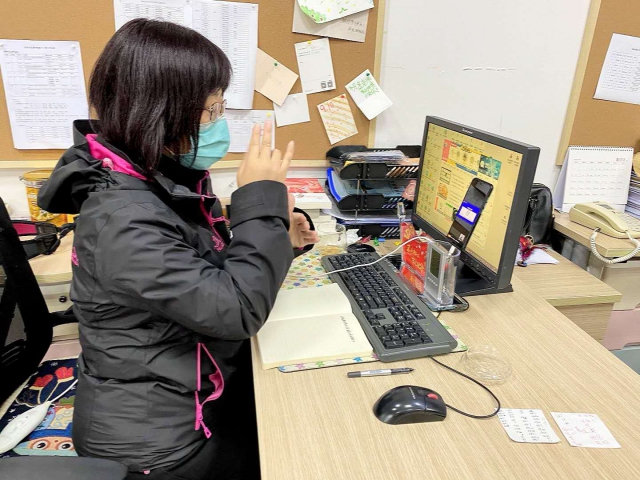 2.在学校视频会议中为聋人教师翻译.jpg