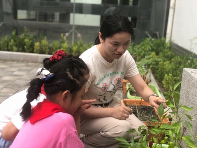 16318503573965374D2A.jpg 孙晓霞:教育学生有爱心,对待工作负责任,脚踏实地做好一个教师的本职工作.jpg