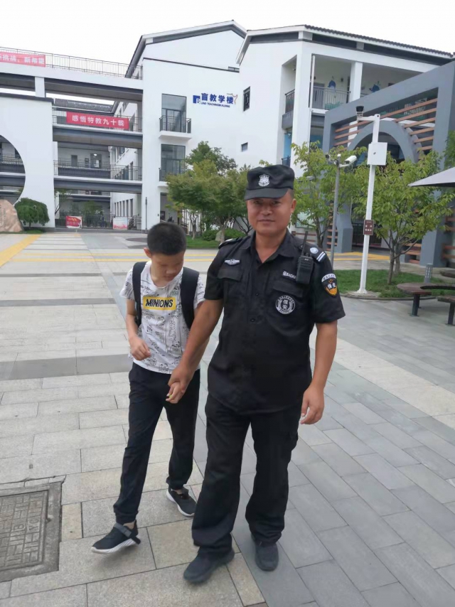1631850364814075840A.jpg 王建华:始终忠诚于学校的保安工作,与汗水和辛勤相伴,任劳任怨,保障全校师生的安全。.jpg