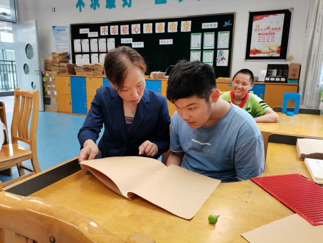 16318504719517331B2A.jpg 张卫萍:要教学生学做真人,教师首先要做真人.jpg